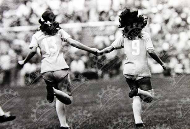 México 1971 - Jugadoras corriendo de espaldas agarradas de la mano